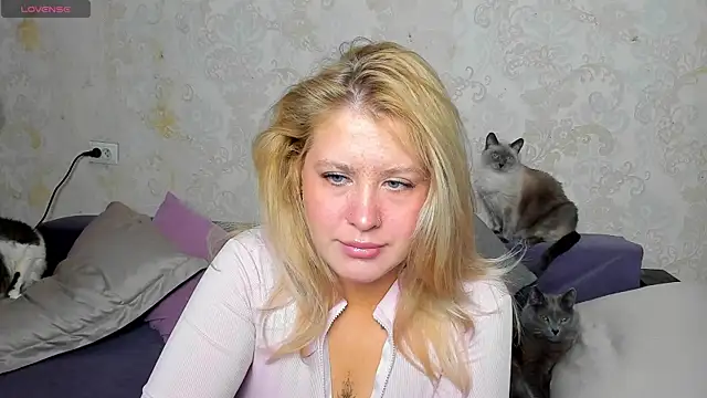 Snapshot of Simply_Alex chatting on May 18, 2026, 1:02 am Simply Alex online show from May 18, 2026, 1:02 am