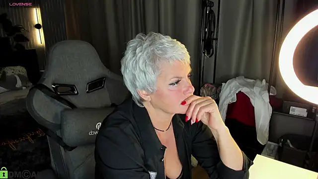 Snapshot of Linda_Zef1r chatting on May 12, 2026, 9:28 am Linda Zef1r online show from May 12, 2026, 9:28 am
