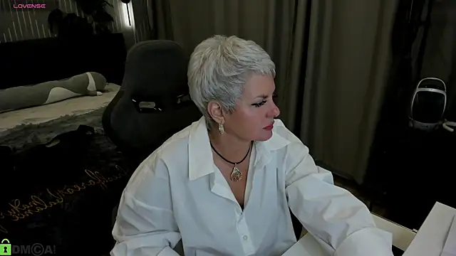 Snapshot of Linda_Zef1r chatting on May 23, 2026, 1:00 am Linda Zef1r online show from May 23, 2026, 1:00 am