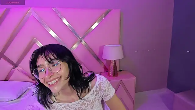 Snapshot of EstherValliere chatting on April 25, 2026, 4:04 am EstherValliere online show from April 25, 2026, 4:04 am