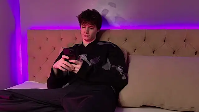 EdwardHogan online show from April 15, 2026, 3:08 pm