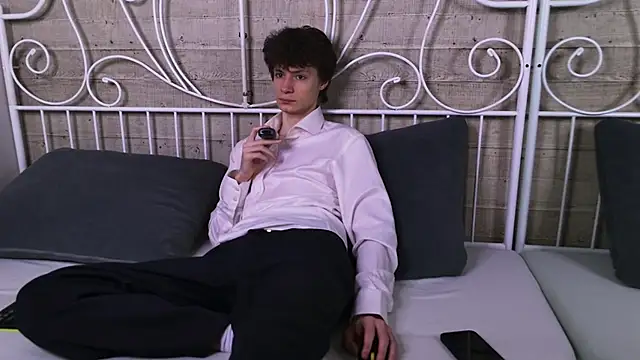 EdwardHogan online show from April 17, 2026, 5:05 pm