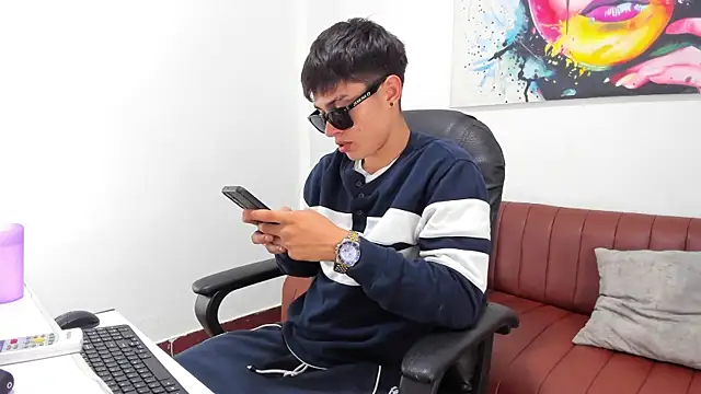 Snapshot of Thebestboyhot chatting on April 12, 2026, 5:12 am Thebestboyhot online show from April 12, 2026, 5:12 am