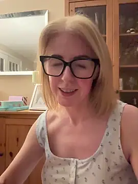 Snapshot of Laylaskyexx chatting on April 16, 2026, 9:39 pm Laylaskyexx online show from April 16, 2026, 9:39 pm