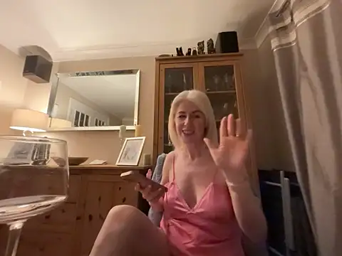 Snapshot of Laylaskyexx chatting on May 7, 2026, 9:42 pm Laylaskyexx online show from May 7, 2026, 9:42 pm