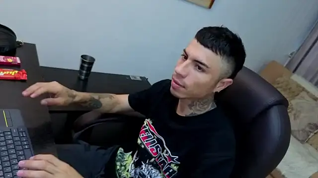 Snapshot of Charlie_Foxie chatting on April 4, 2026, 8:06 pm Charlie Foxie online show from April 4, 2026, 8:06 pm