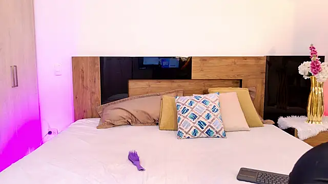 Snapshot of LaraBelmon chatting on April 15, 2026, 11:49 pm LaraBelmon online show from April 15, 2026, 11:49 pm