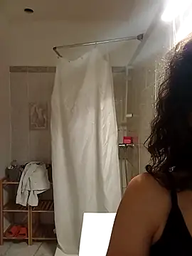 Lolaa92i online show from April 8, 2026, 8:20 pm