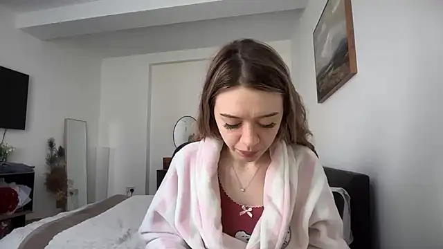 YasminLace online show from May 1, 2026, 11:04 am