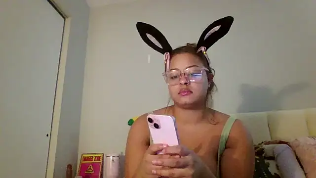 Snapshot of madzbailey chatting on April 6, 2026, 4:46 am madzbailey online show from April 6, 2026, 4:46 am