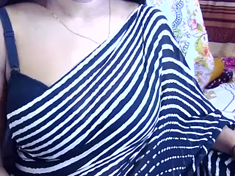 Snapshot of Noor_Zarin chatting on July 4, 2026, 9:10 pm Noor Zarin online show from July 4, 2026, 9:10 pm
