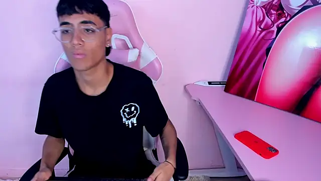 Snapshot of DannTaylor chatting on April 8, 2026, 12:27 pm DannTaylor online show from April 8, 2026, 12:27 pm