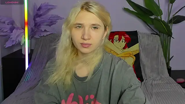 Snapshot of Kitty_Blondie chatting on April 6, 2026, 2:20 am Kitty Blondie online show from April 6, 2026, 2:20 am