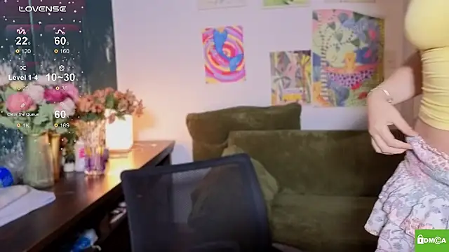 bikinibottom001 online show from April 18, 2026, 2:26 am