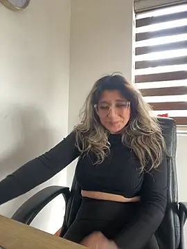 Isabella varella- online show from May 11, 2026, 4:04 pm