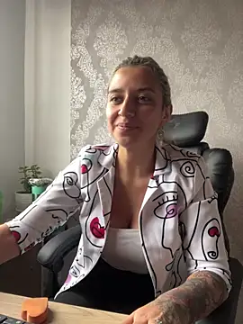 Snapshot of Isabella_varella- chatting on June 18, 2026, 12:53 pm Isabella varella- online show from June 18, 2026, 12:53 pm