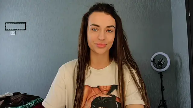 Snapshot of Kira__love1 chatting on April 15, 2026, 9:16 am Kira love1 online show from April 15, 2026, 9:16 am