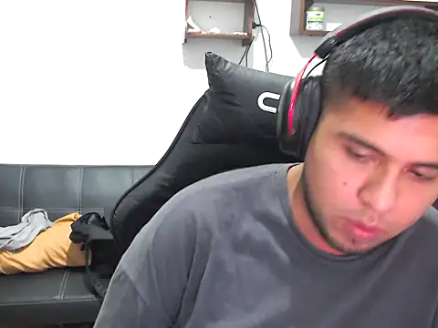 Snapshot of axellrz_ chatting on April 3, 2026, 11:41 am axellrz online show from April 3, 2026, 11:41 am