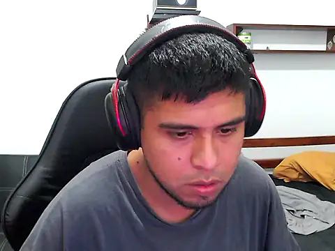 Snapshot of axellrz_ chatting on April 4, 2026, 11:35 pm axellrz online show from April 4, 2026, 11:35 pm