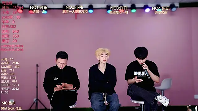Snapshot of w-lucky02 chatting on April 16, 2026, 8:15 am w-lucky02 online show from April 16, 2026, 8:15 am