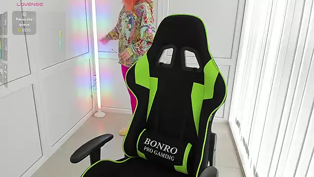 Snapshot of NightLeaf chatting on April 6, 2026, 1:34 pm NightLeaf online show from April 6, 2026, 1:34 pm