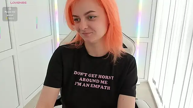 Snapshot of NightLeaf chatting on April 11, 2026, 10:52 am NightLeaf online show from April 11, 2026, 10:52 am