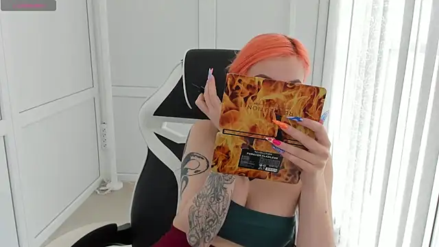 Snapshot of NightLeaf chatting on April 12, 2026, 10:31 am NightLeaf online show from April 12, 2026, 10:31 am