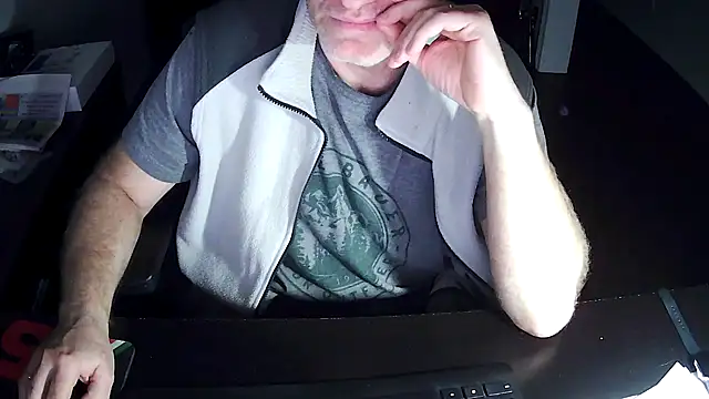 Shalun2000 online show from April 19, 2026, 2:44 am