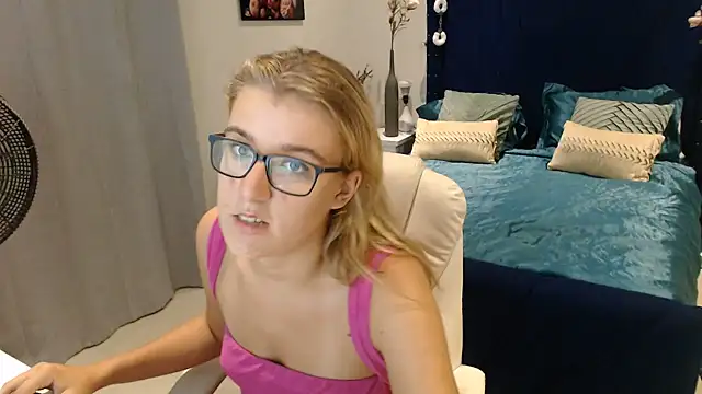 Snapshot of Yennyloves chatting on July 25, 2026, 12:20 am Yennyloves online show from July 25, 2026, 12:20 am