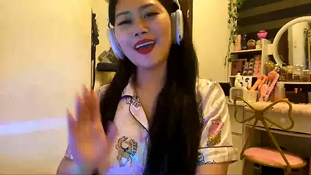 Snapshot of GlindaDejardin chatting on April 28, 2026, 5:18 pm GlindaDejardin online show from April 28, 2026, 5:18 pm