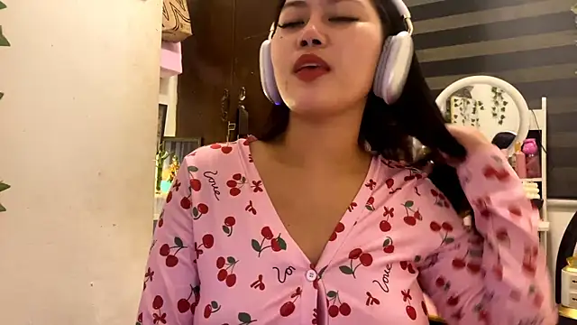 Snapshot of GlindaDejardin chatting on May 18, 2026, 5:52 pm GlindaDejardin online show from May 18, 2026, 5:52 pm