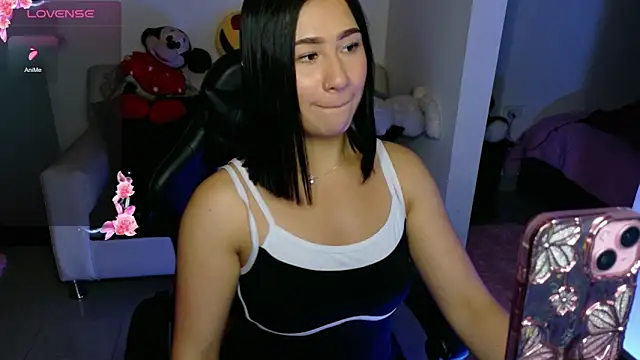 EvelynLeen  online show from May 1, 2026, 8:02 pm