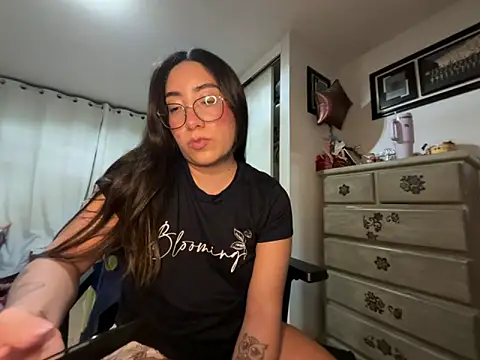 Snapshot of vampiralatina chatting on May 17, 2026, 6:11 am vampiralatina online show from May 17, 2026, 6:11 am