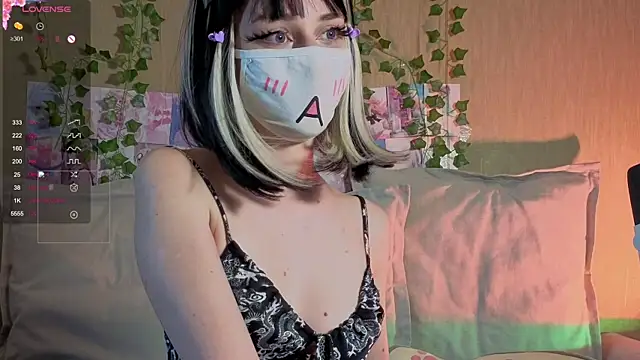 Snapshot of LunaNyanmi chatting on June 8, 2026, 2:06 pm LunaNyanmi online show from June 8, 2026, 2:06 pm