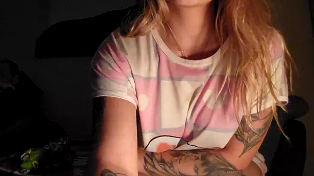 SilvyDiamond online show from April 14, 2026, 10:16 pm