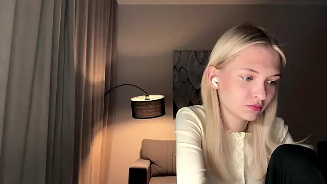 Snapshot of EvelineMolima chatting on May 1, 2026, 8:02 pm EvelineMolima online show from May 1, 2026, 8:02 pm