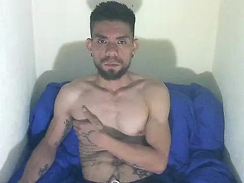 Snapshot of thomas2wood chatting on June 17, 2026, 12:35 am thomas2wood online show from June 17, 2026, 12:35 am