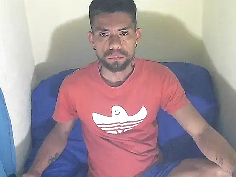 Snapshot of thomas2wood chatting on June 23, 2026, 12:08 am thomas2wood online show from June 23, 2026, 12:08 am