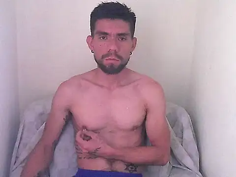 Snapshot of thomas2wood chatting on July 5, 2026, 9:44 pm thomas2wood online show from July 5, 2026, 9:44 pm