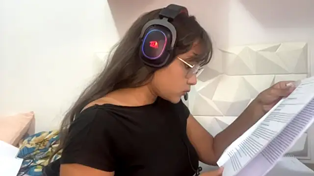 IsisValentine online show from April 14, 2026, 6:14 pm