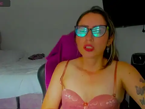 Snapshot of BellaTxM_ chatting on April 10, 2026, 10:14 pm BellaTxM online show from April 10, 2026, 10:14 pm