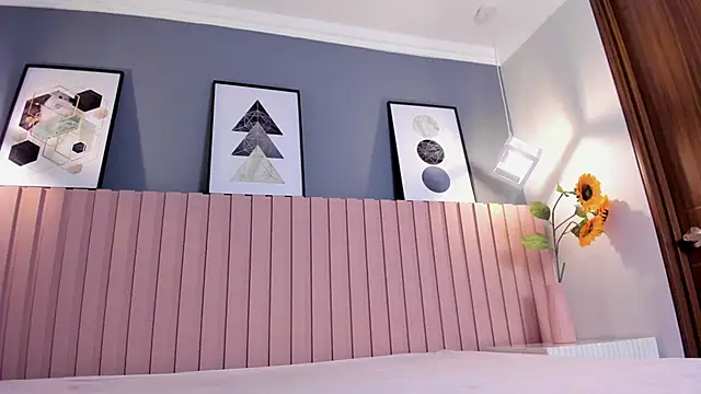 mia fox 1 online show from April 16, 2026, 12:17 pm