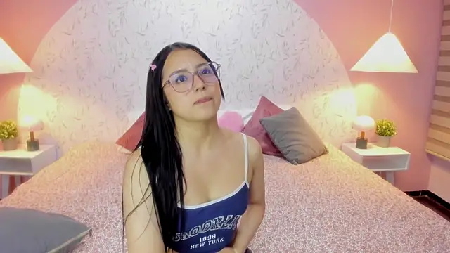 Snapshot of Leah_Brm chatting on April 9, 2026, 12:32 pm Leah Brm online show from April 9, 2026, 12:32 pm