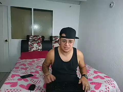 max and lilu2 online show from April 11, 2026, 8:24 pm