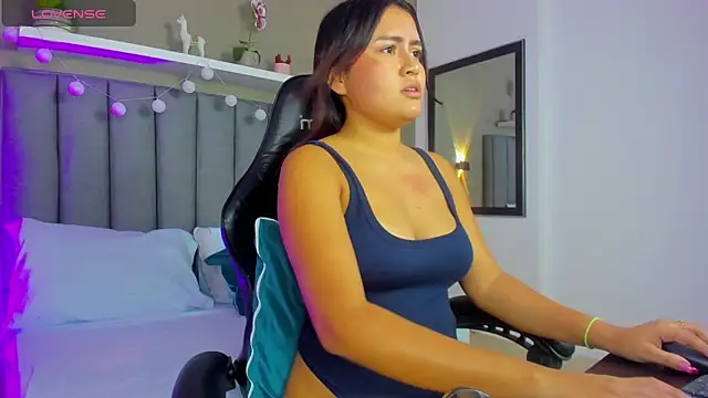 Snapshot of aitana_moon_ chatting on April 12, 2026, 2:16 am aitana moon online show from April 12, 2026, 2:16 am