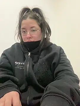 cherryxxox online show from April 28, 2026, 2:49 am