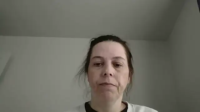 Snapshot of lily1982 chatting on May 2, 2026, 10:48 pm lily1982 online show from May 2, 2026, 10:48 pm
