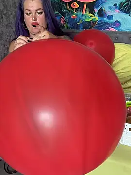 Snapshot of QueenOfBalloons chatting on July 17, 2026, 6:31 am QueenOfBalloons online show from July 17, 2026, 6:31 am