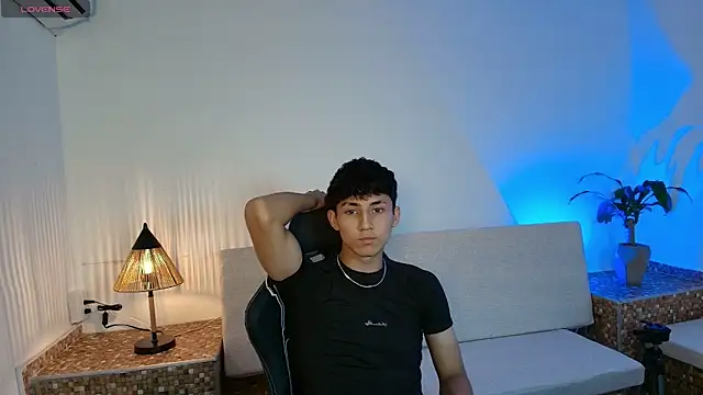 Snapshot of Valentino_Rey chatting on April 10, 2026, 1:05 pm Valentino Rey online show from April 10, 2026, 1:05 pm