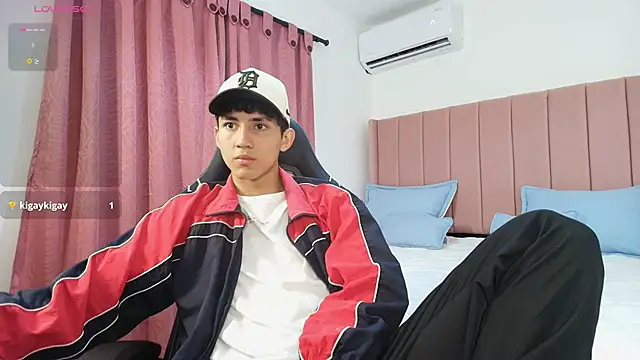Valentino Rey online show from April 21, 2026, 12:33 pm